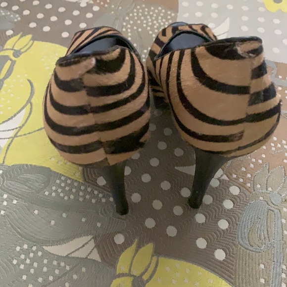 EUC-BCBG-Calfhair-Animal Print Heels-Size 6.5 - Picture 8 of 9